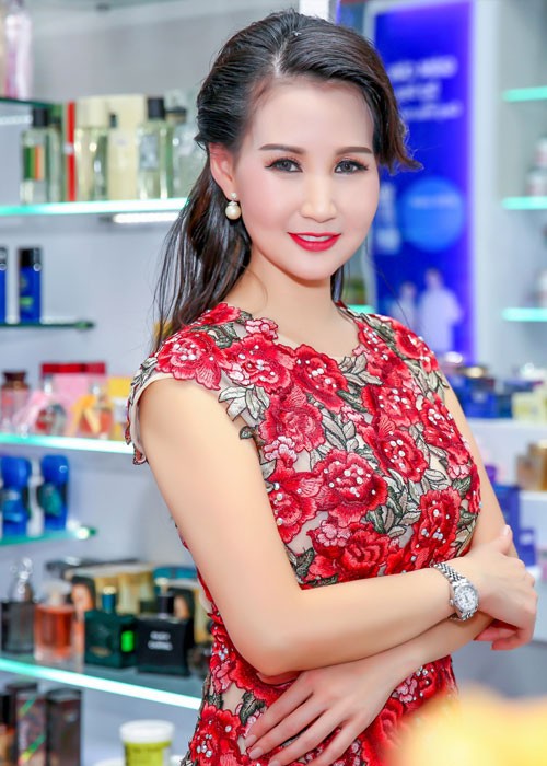 Hoa hau Sonya Suong Dang dien vay 40 trieu di su kien